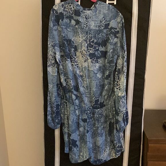 Intermix NWOT Long sleeve, V Neck Romper in Blue Floral. Size P (2-4). - Picture 4 of 8